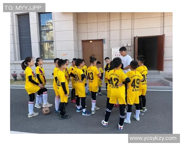 足球明星与儿童亲密互动共度美好时光展现温暖与希望的瞬间 足球明星与儿童亲密互动共度美好时光展现温暖与希望的瞬间